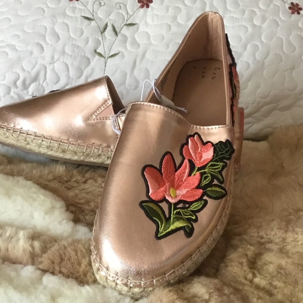 Embroidered espadrilles. NWT. 🌸🌺